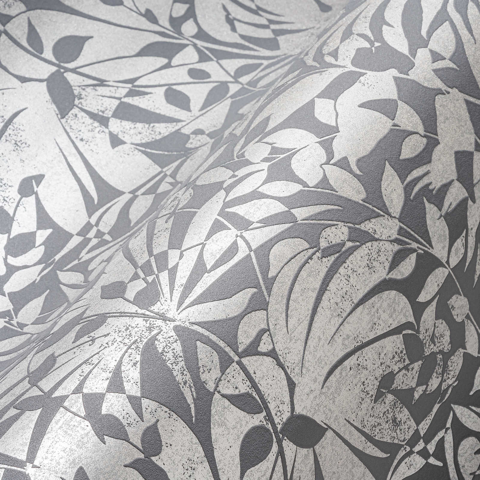             Silver wallpaper with leaves design and texture effect
        