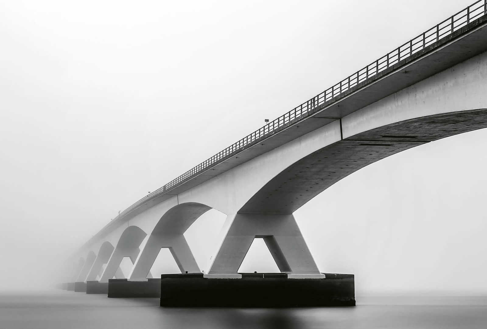         Bridge in the Fog Wallpaper - Grijs, Wit, Zwart
    