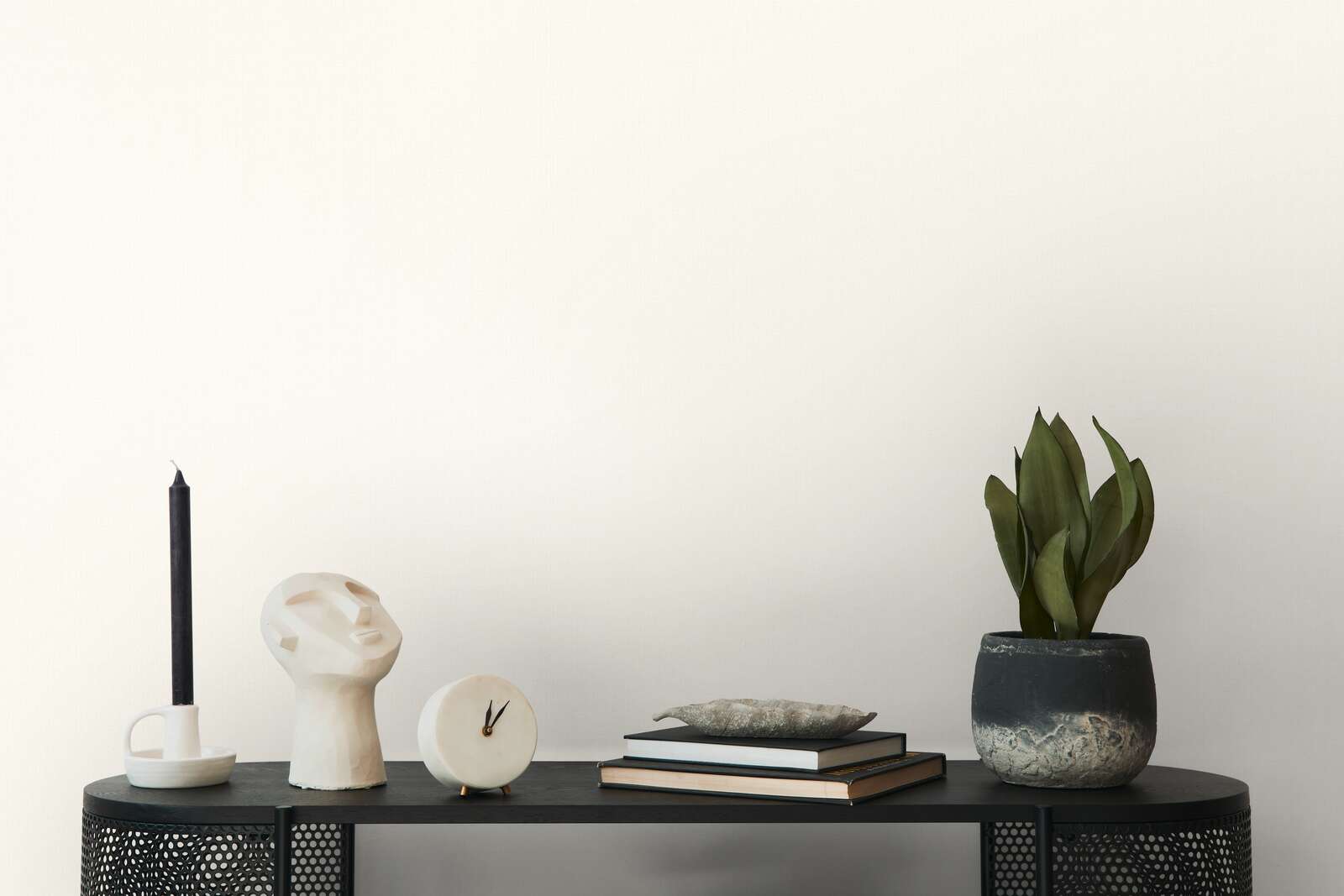 Kerze, Skulptur, Uhr, Bücher, Pflanze