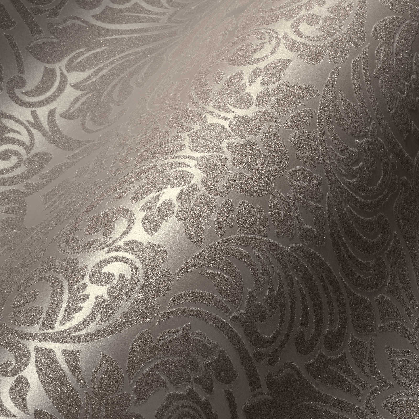             Detailreiche Ornament-Tapete mit faszinierendem Lichtspiel durch Glasperlen – Creme, Rosa
        