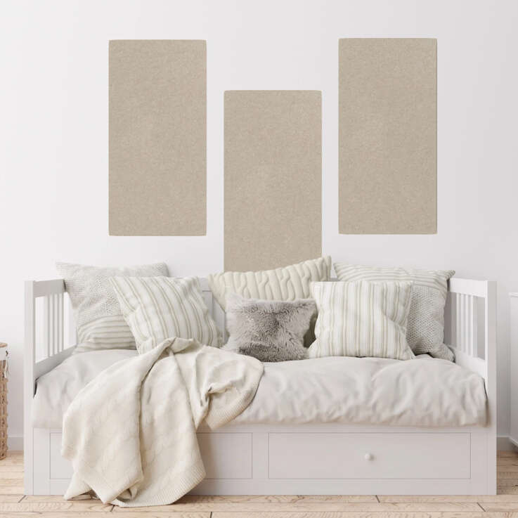 einzelbett, tagesdecke, kissen, wandpaneel, holzboden