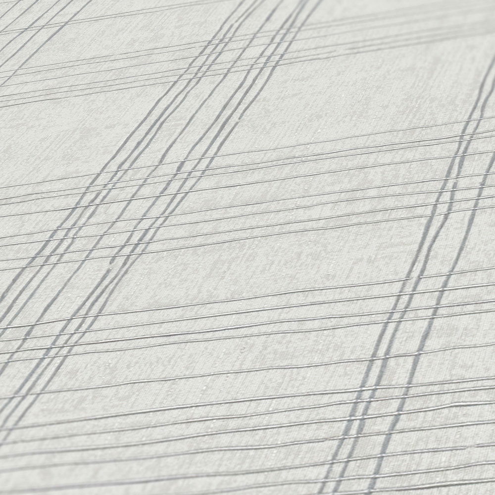             Linierte Vliestapete mit Metallic-Effekt & Karomuster – Grau, Metallic, Weiß
        