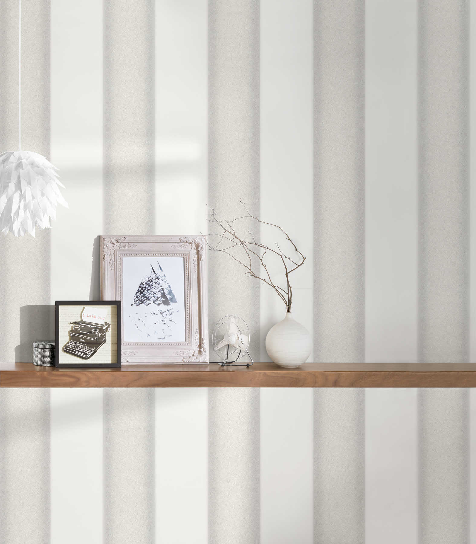             Metallic Tapete mit plastischem Streifenmuster – Grau, Weiß
        