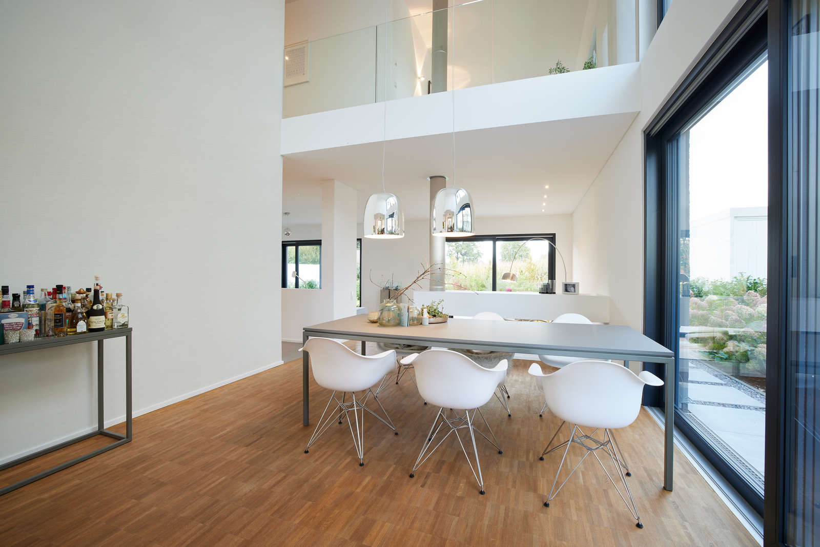 esstisch, white chairs, barbereich, offene wohnung, glasfronten