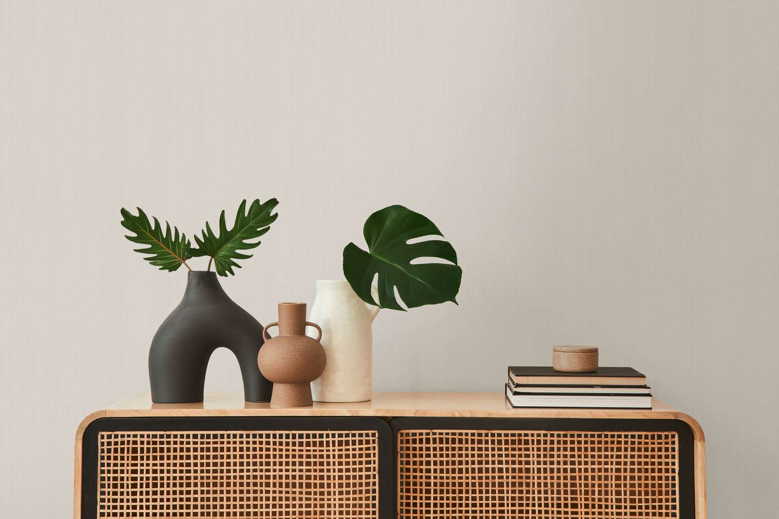             Hellgraue Vliestapete mit Strukurmuster, einfarbig & seidenmatt
        