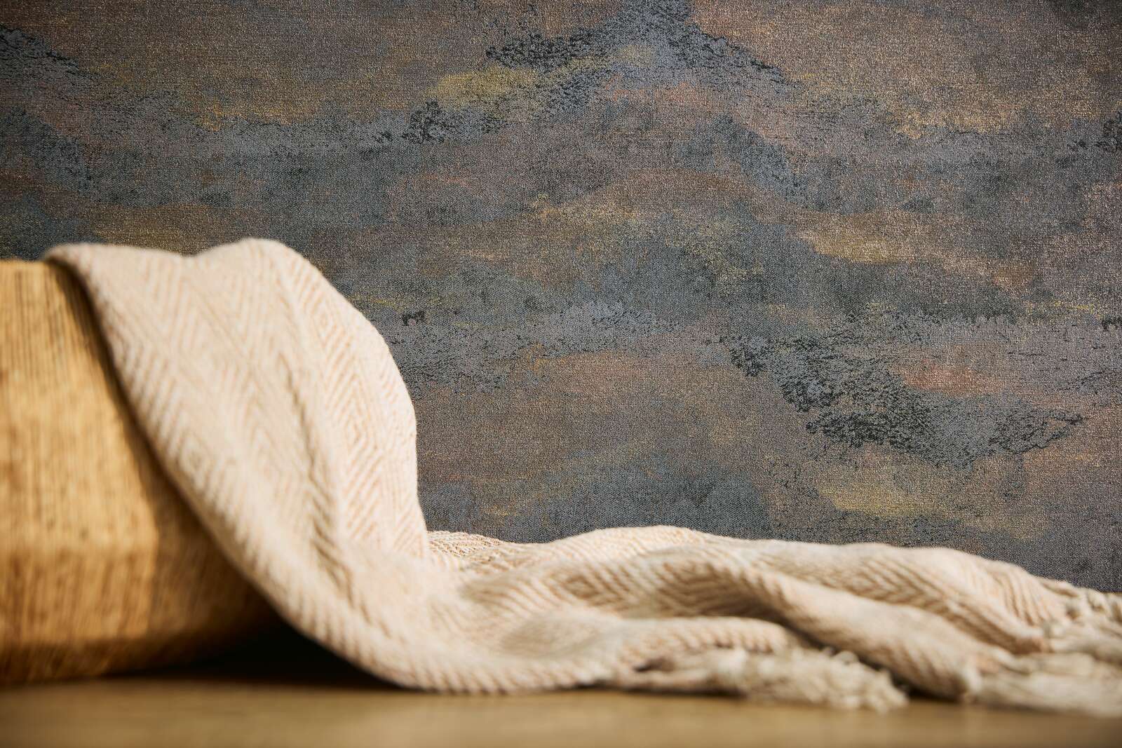             Exklusive Vliestapete mit strukturierter und schimmernder Wellenoptik – Schwarz, Grau, Metallic
        