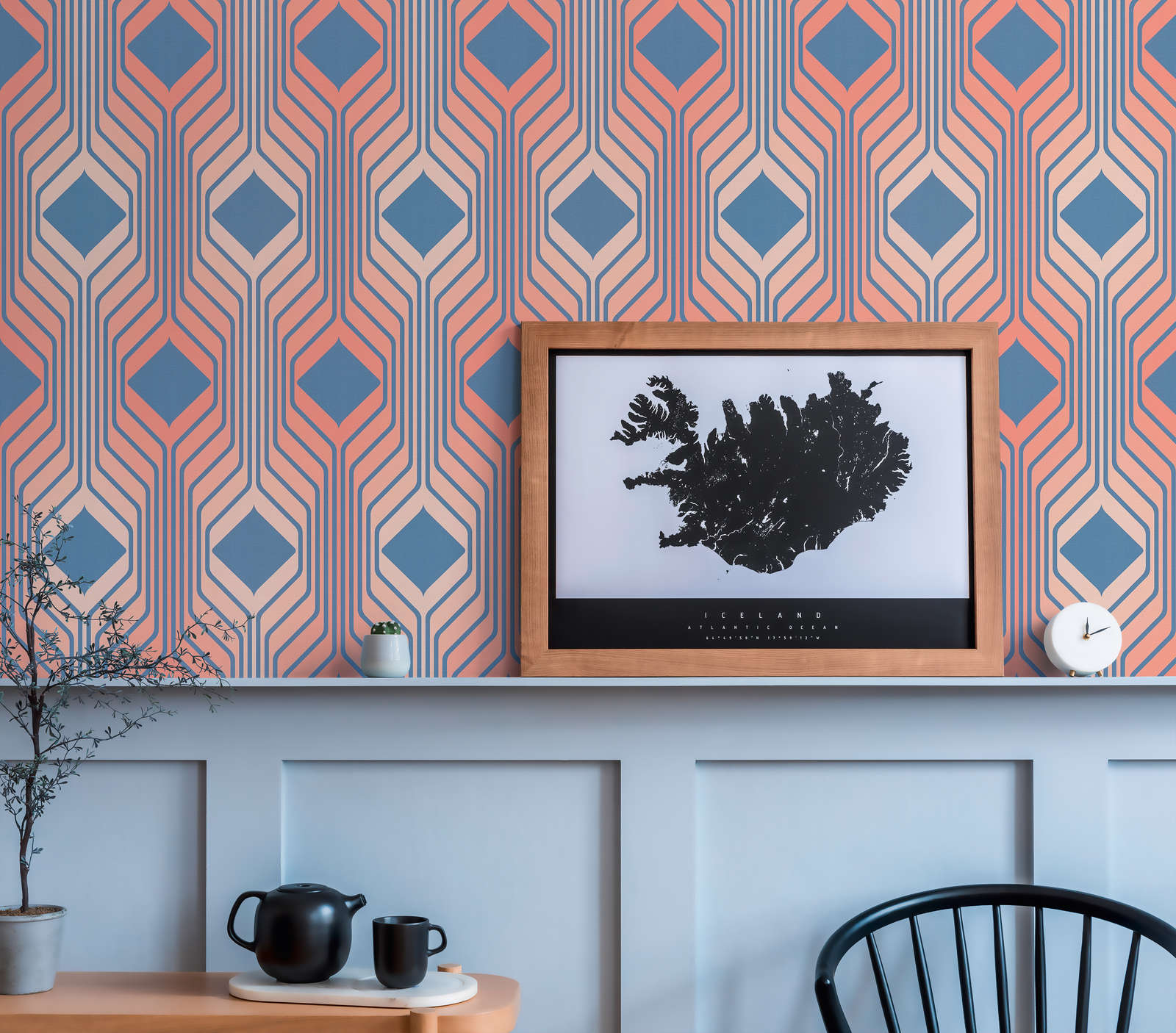             Abstraktes Rauten Muster im Retro Stil – Blau, Rot, Rosa
        