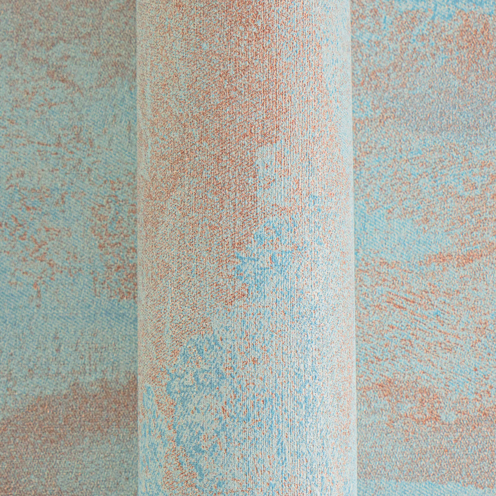             Lebhafte Vliestapete mit exklusivem Wellenmuster und feiner, gläzender Textilstruktur – Hellblau, Braun, Metallic
        