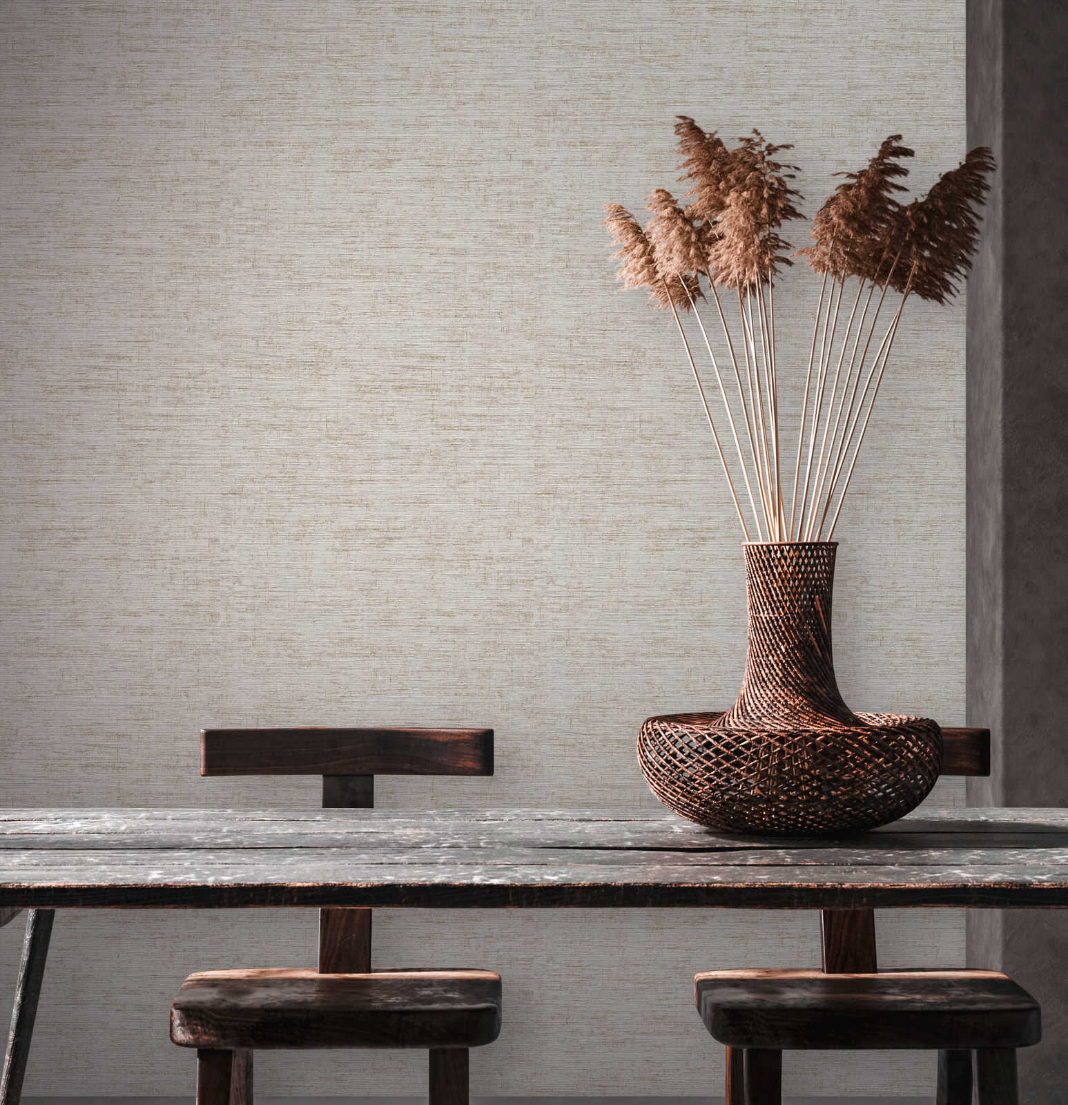             Melierte Tapete mit textilem Prägemuster – Beige, Grau, Metallic
        