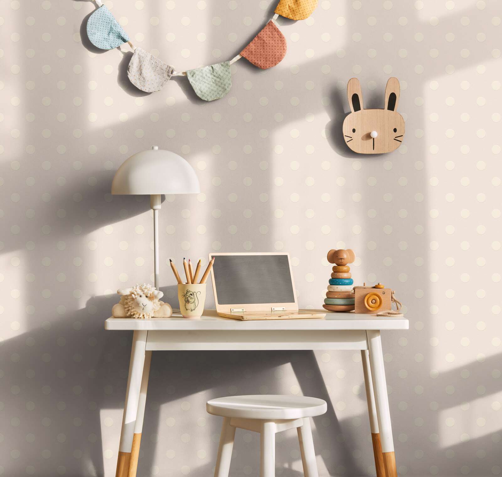 Kinderzimmer, Schreibtisch, Puppenstuhl, Spielzeuglampen, Holzspielzeug