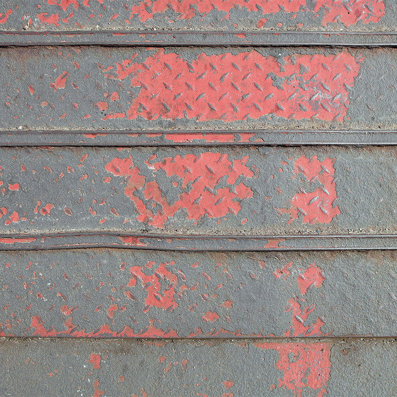         Vliestapete in 3D Fotooptik – Abgenutzte Metallwand mit Used-Look Struktur – Grau, Rot
    