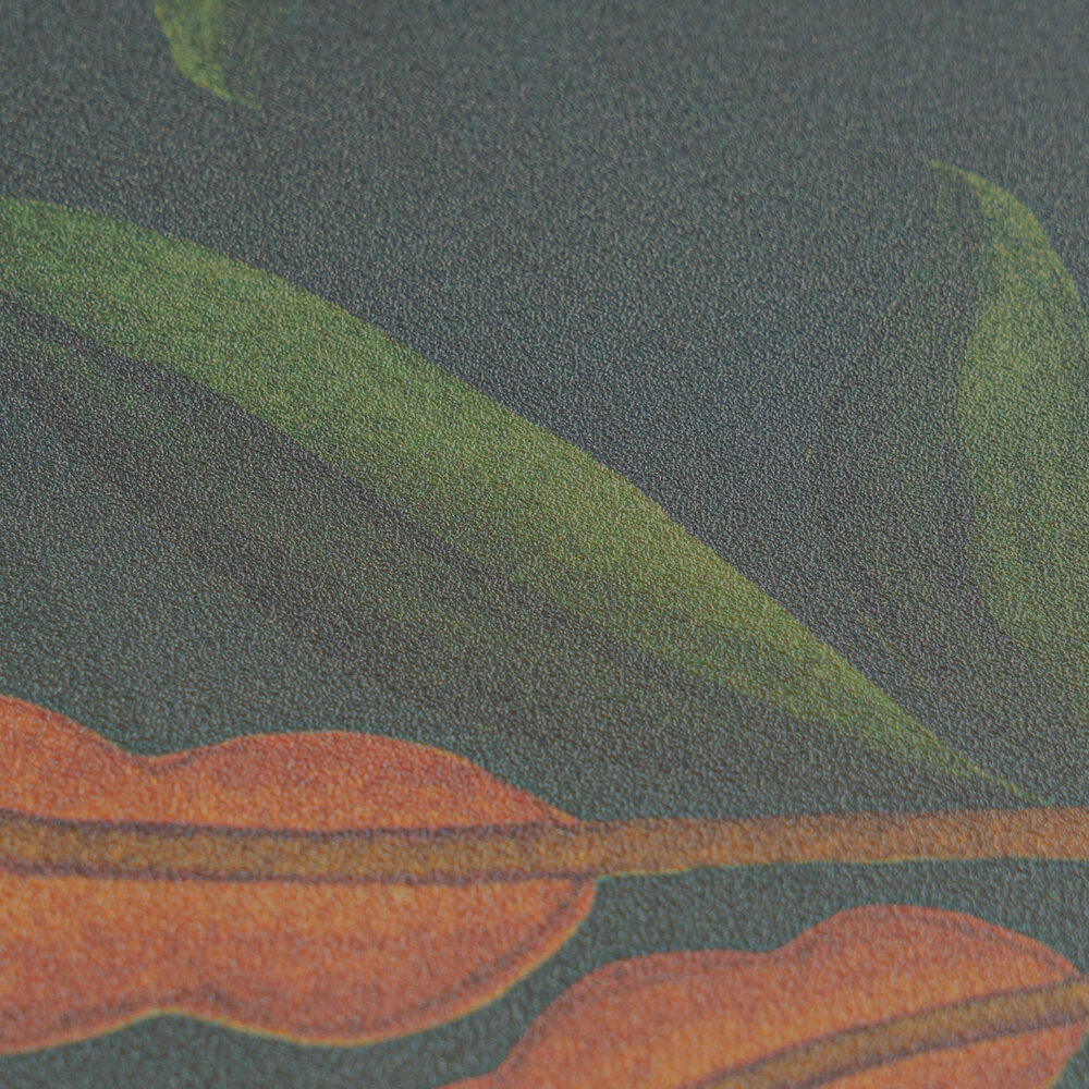             Ausdrucksstarke Vliestapete mit floralem Muster und lebendigen Blattdetails im Vintage-Stil, fein strukturiert – Schwarz, Bunt
        