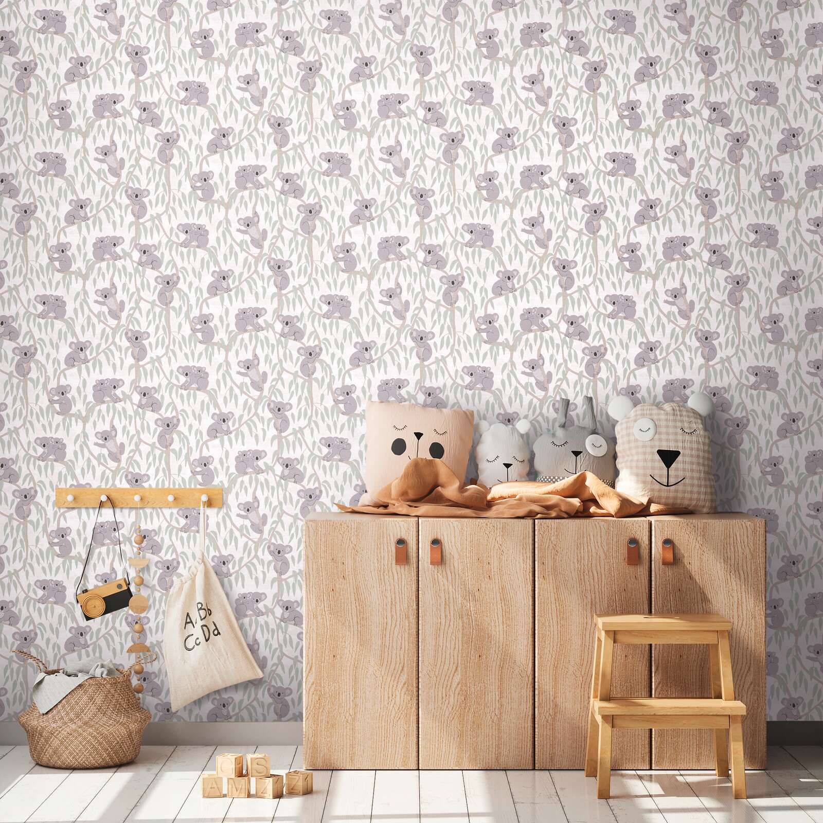             Dschungel Kinderzimmer Vliestapete mit Koala-Motiven – Verspielte Tierwelt für ein gemütliches Kinderzimmer – Beige, Creme, Grün
        