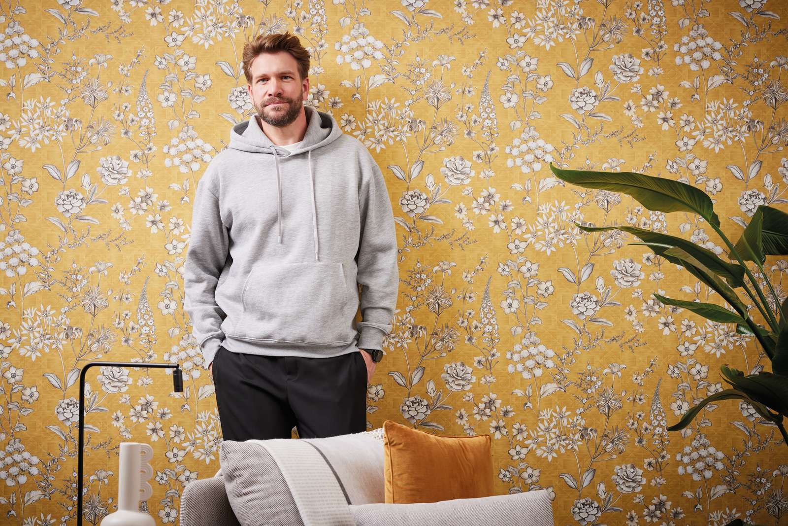             Vintage Vliestapete mit Blumenmuster – Gelb, Weiß, Grau
        