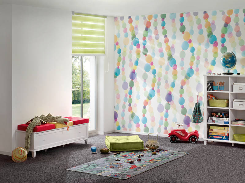 Kinderzimmer, Wandbemalung, bunte Kreise, Spielzeugauto, Aufbewahrungssregal