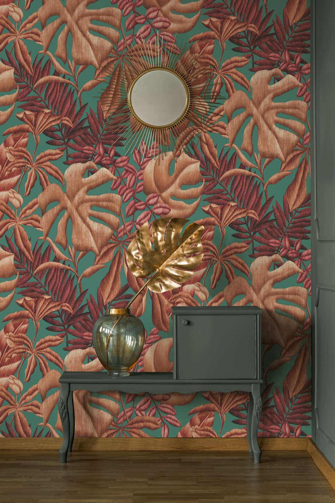             Onderlaag behang met grootschalig bladmotief varen & bananenbladeren - rood, oranje, turkoois
        