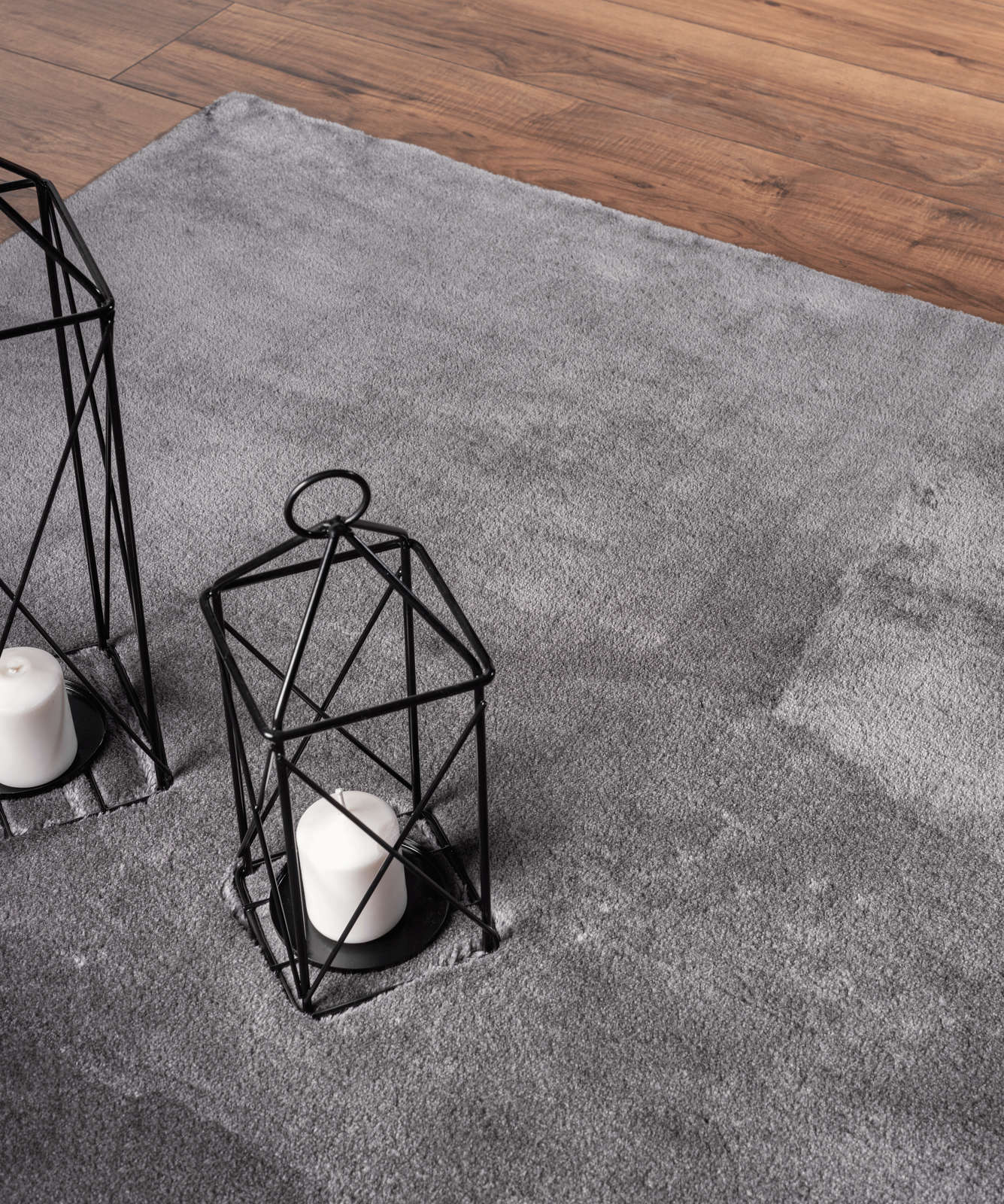             Flauschiger Hochflor Teppich in Anthrazit – 150 x 80 cm
        