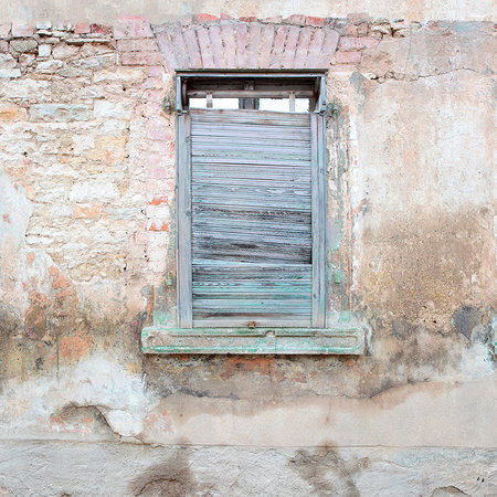 Fenster, Schiebetür/Schlitz?, alte Wand, verwittert, verkleidet?