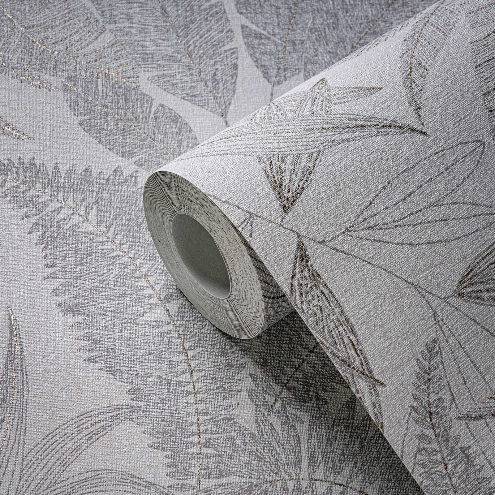             Vliestapete mit Dschungelblätter- Bemusterung leicht strukturiert – Grau, Creme, Gold
        