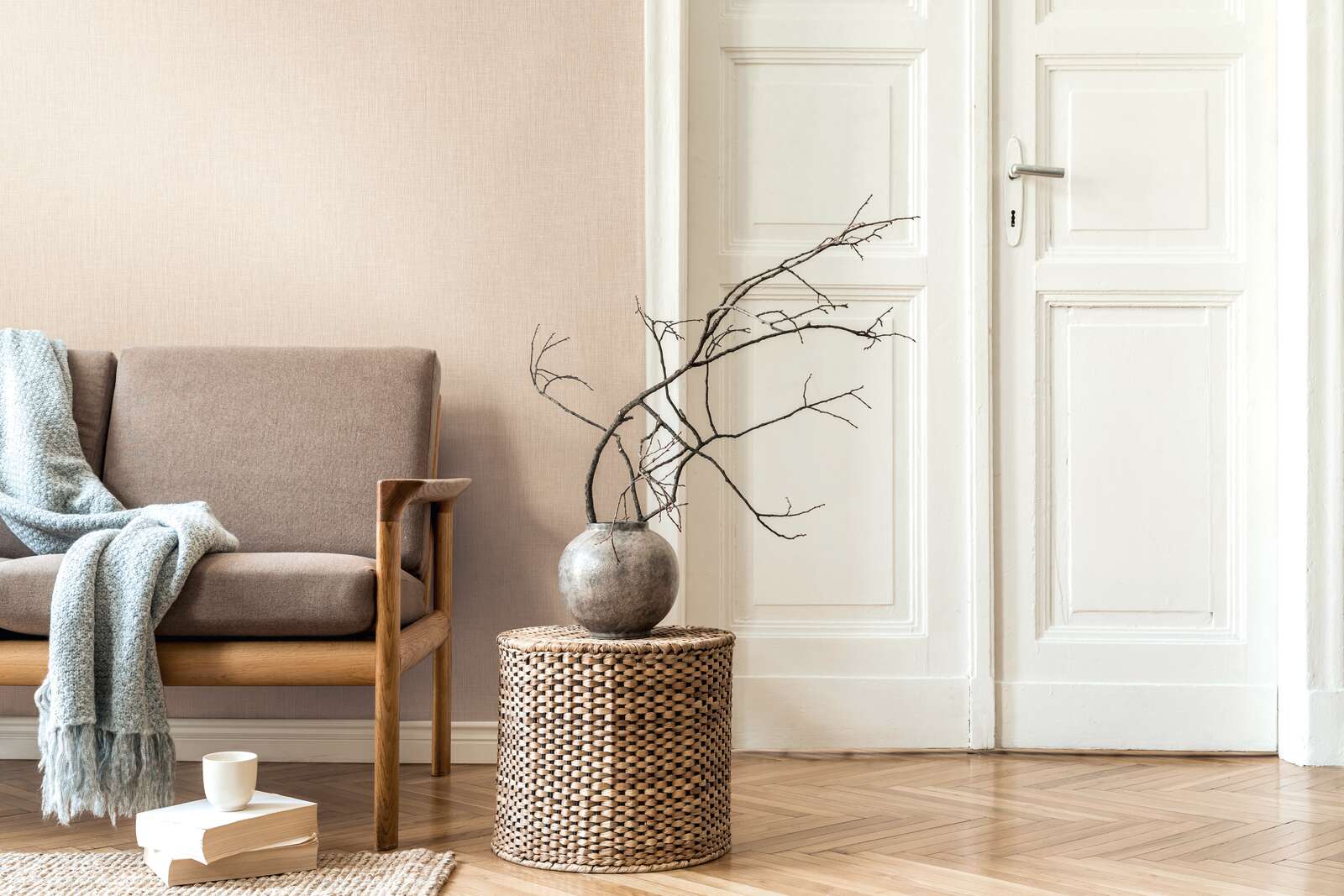 wohnzimmer, sofa, zweig-deko, vase, korb-touret