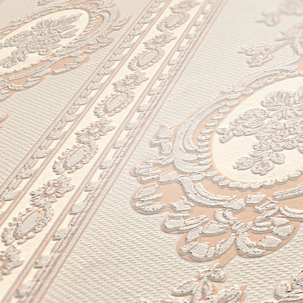             Ornamenttapete florale Elemente, Streifen und Blumen – Beige, Creme, Silber
        