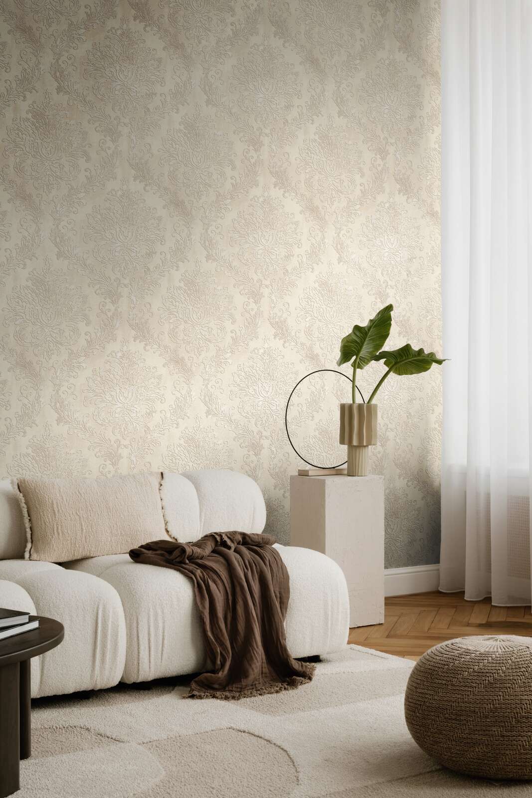 Neutrale Vliestapete im klassischen Barock-Stil mit schimmernden Ornamenten – Beige, Creme