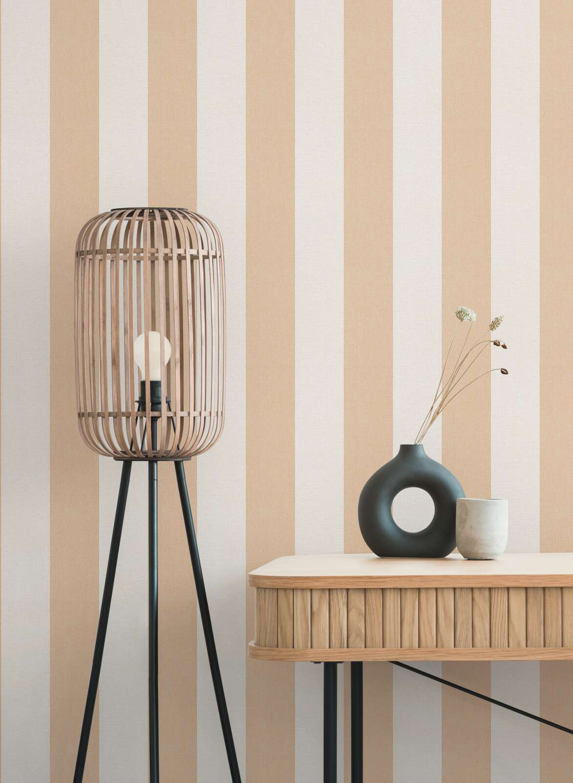             Gestreifte Vliestapete mit strukturierter Oberfläche – Orange, Creme, Weiß
        