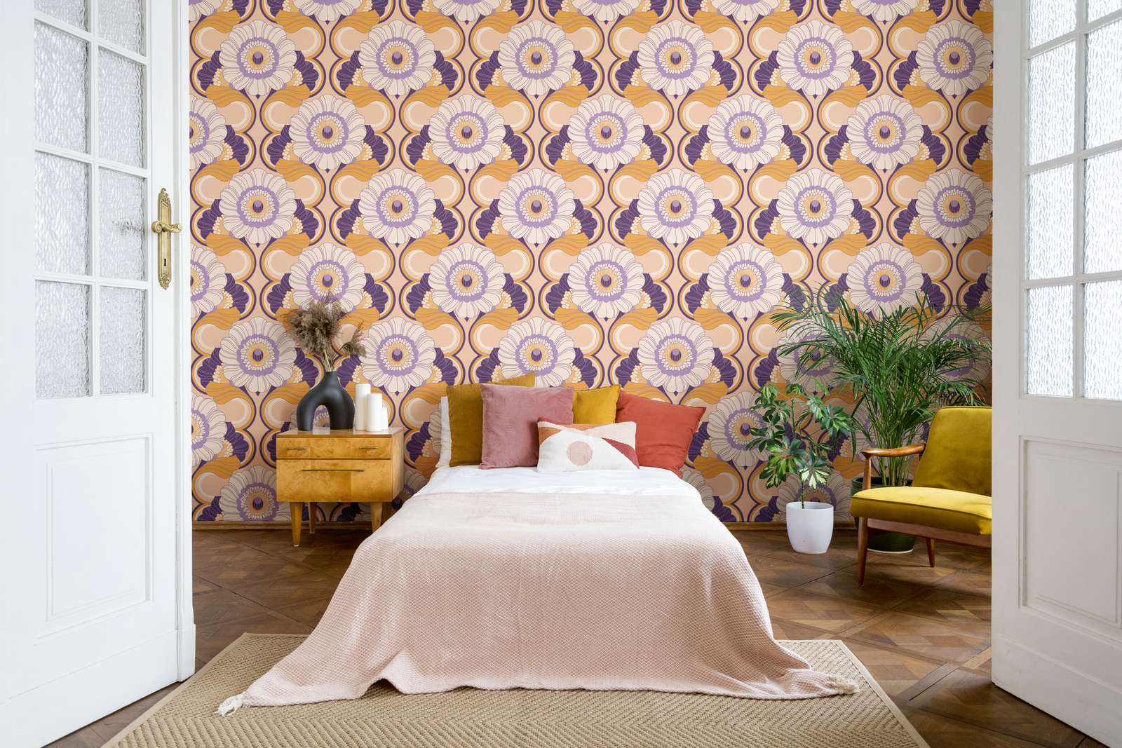             Retro Tapete mit Blumenmuster – Beige, Gelb, Lila
        