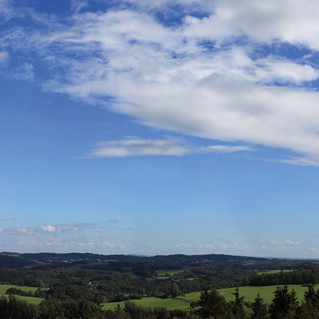         Zomerdag - azuurblauwe lucht & lichte wolken muurschildering
    