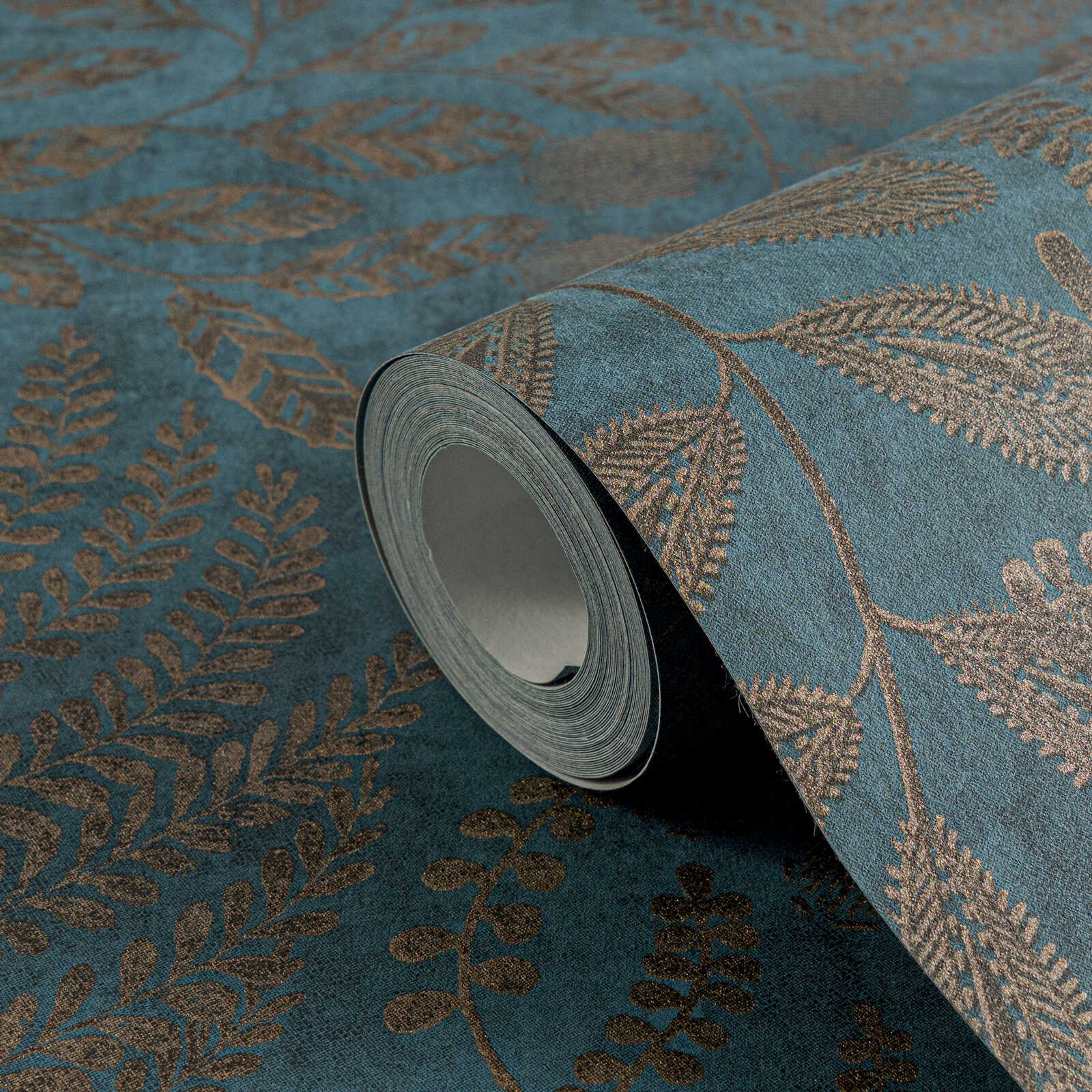             Blaue Tapete mit Gold Design im Boho Stil
        