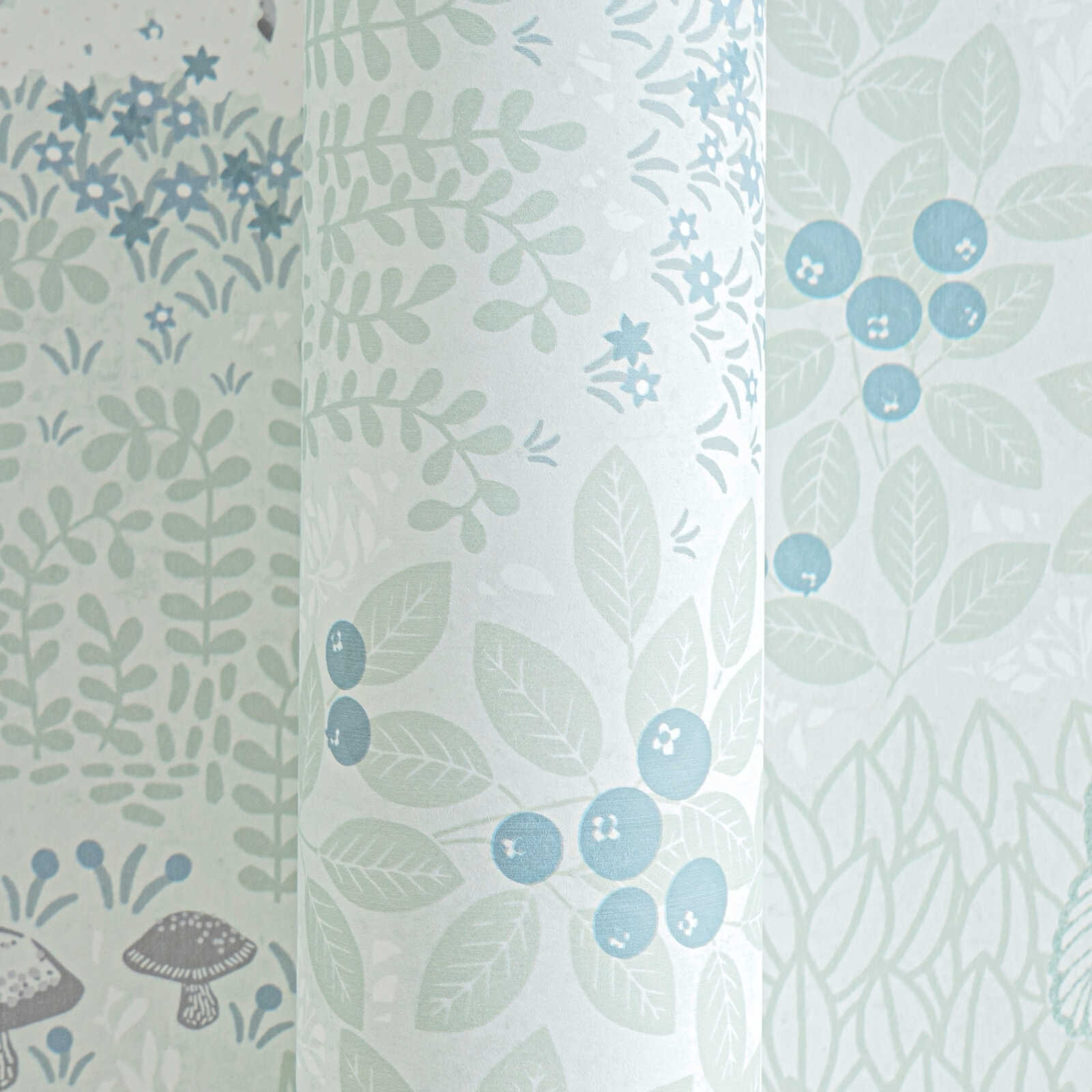             Zauberhafte Wald Kinderzimmer Vliestapete mit Waldtieren für kleine Naturfreunde – Braun, Grün, Weiß
        