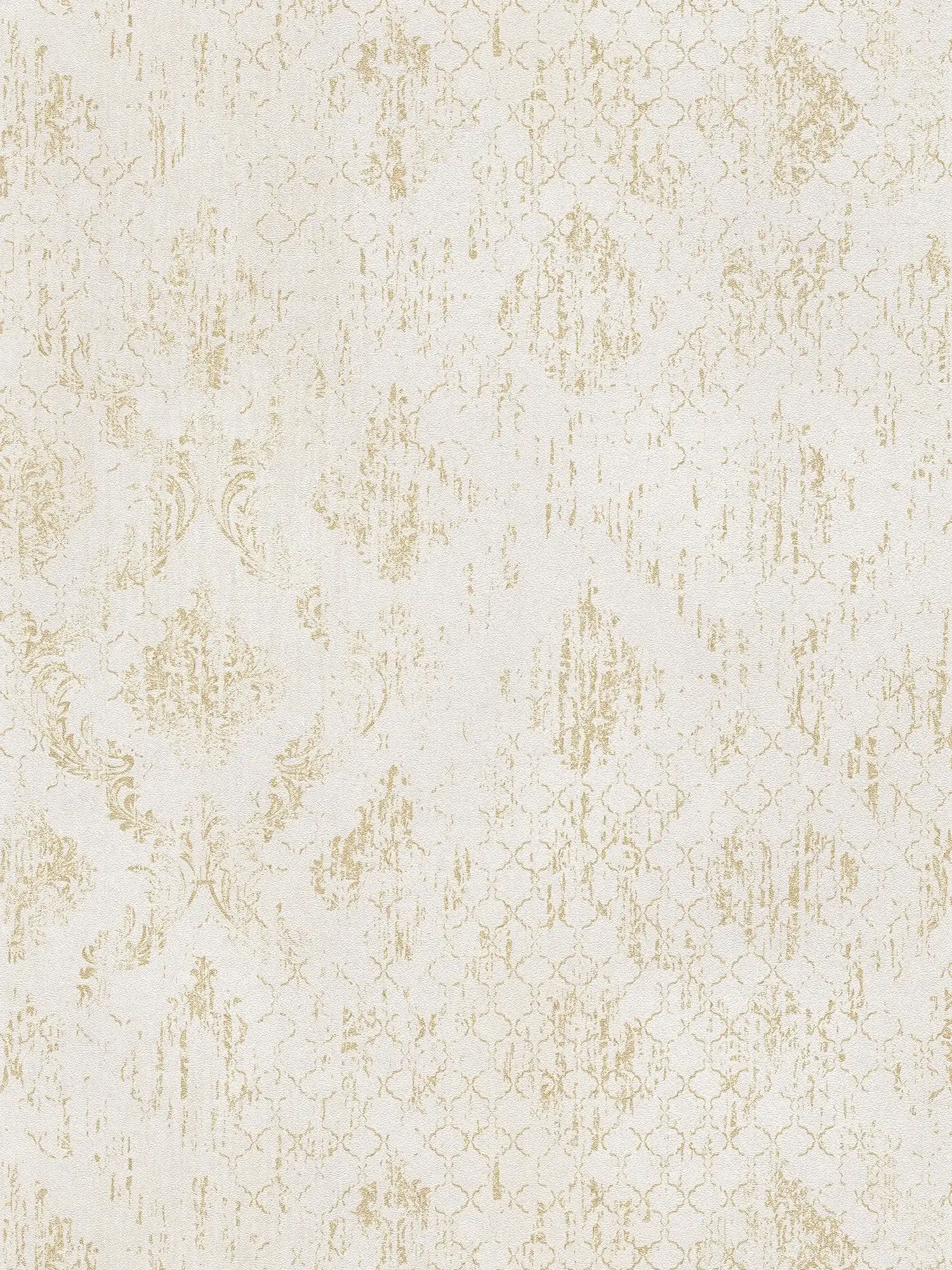         Dezente Vliestapete mit klassischem Ornamentmuster und schimmernden Akzenten, fein strukturiert – Creme, Gold, Metallic
    