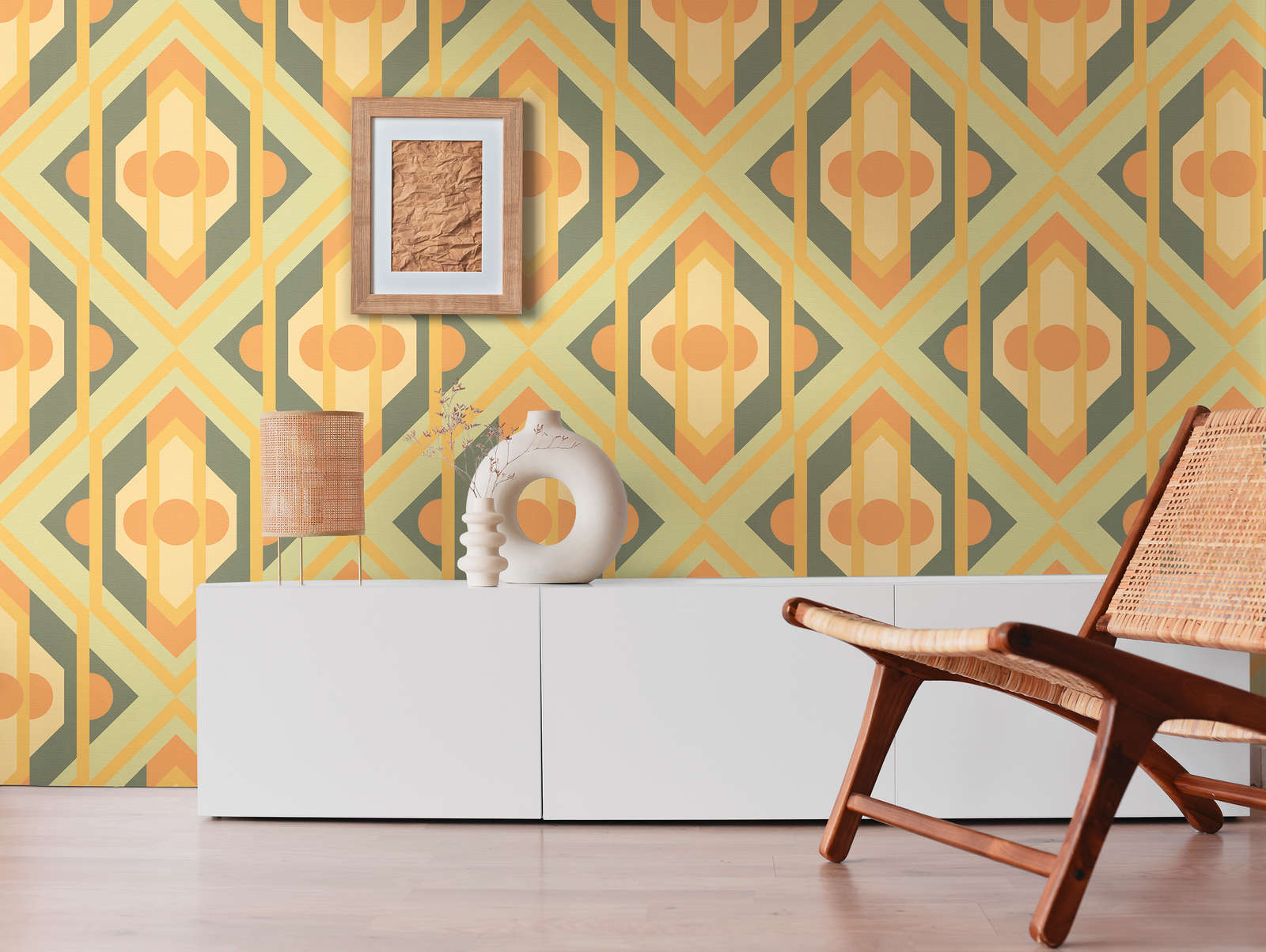             Geometrische Ornamente im Retro Stil auf Vliestapete – Grün, Gelb, Orange
        