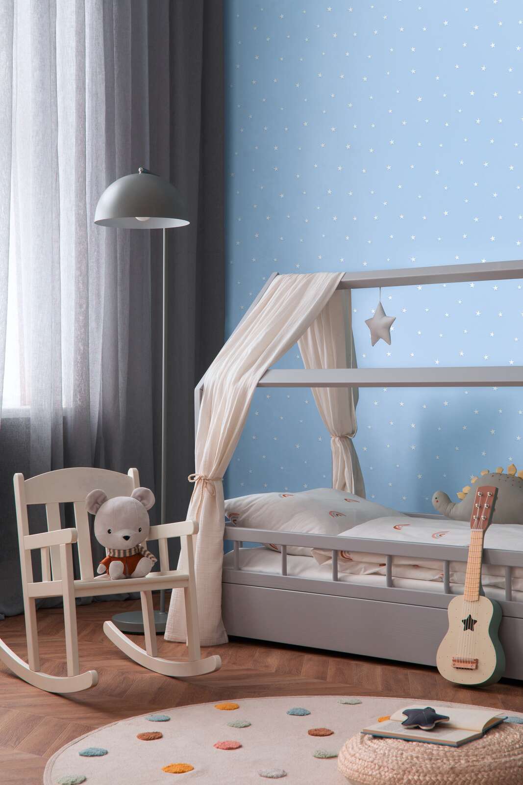 Kinderzimmer, Kinderbett, Steppbett, Gitarre, Schaukelstuhl