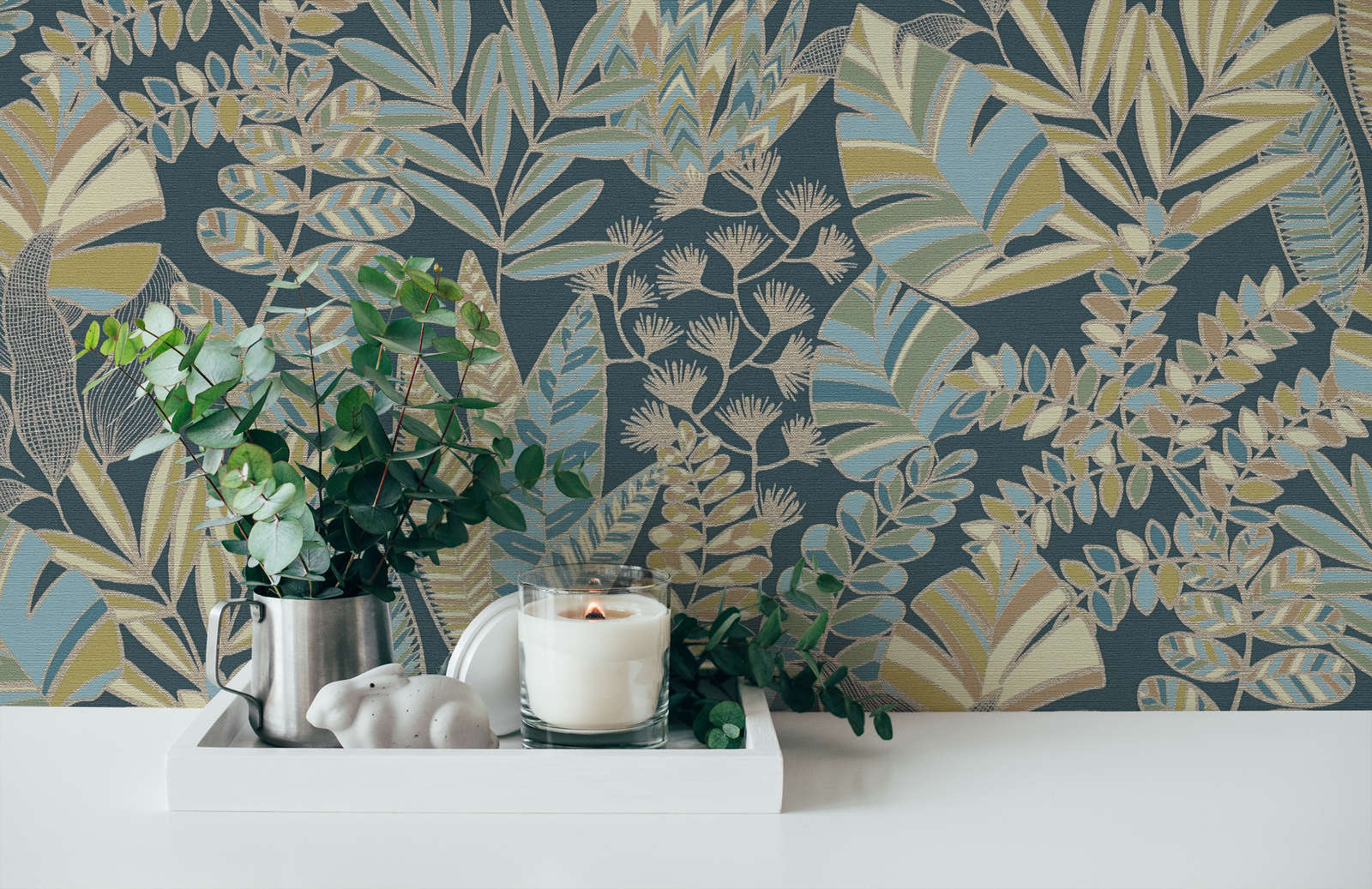             Vliestapete im Dschungelstil mit Glanzeffekt – Blau, Gold, Grün
        