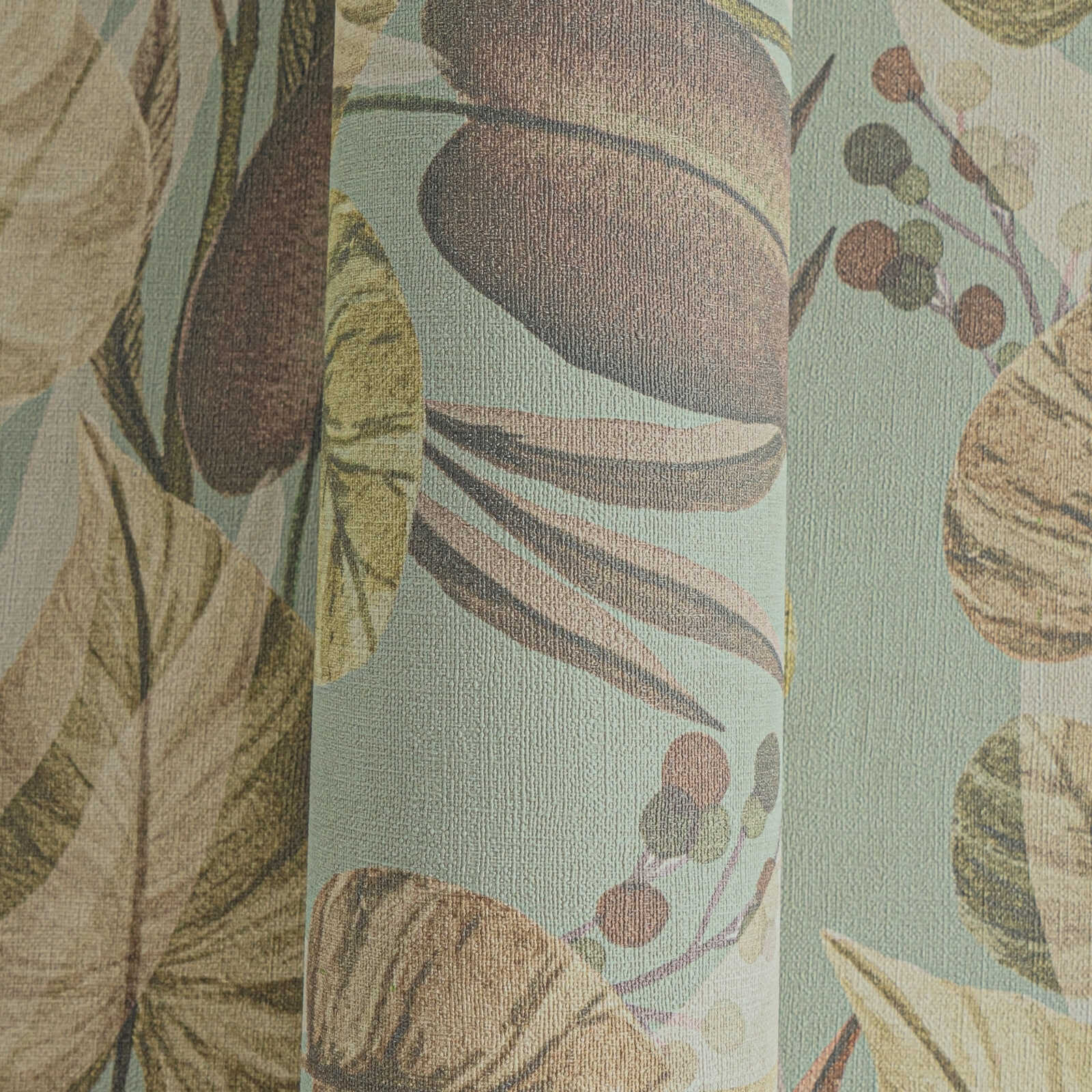             Lebendige Vliestapete mit exotischem Tropenblättermuster und leichter Oberflächenstruktur – Bunt
        