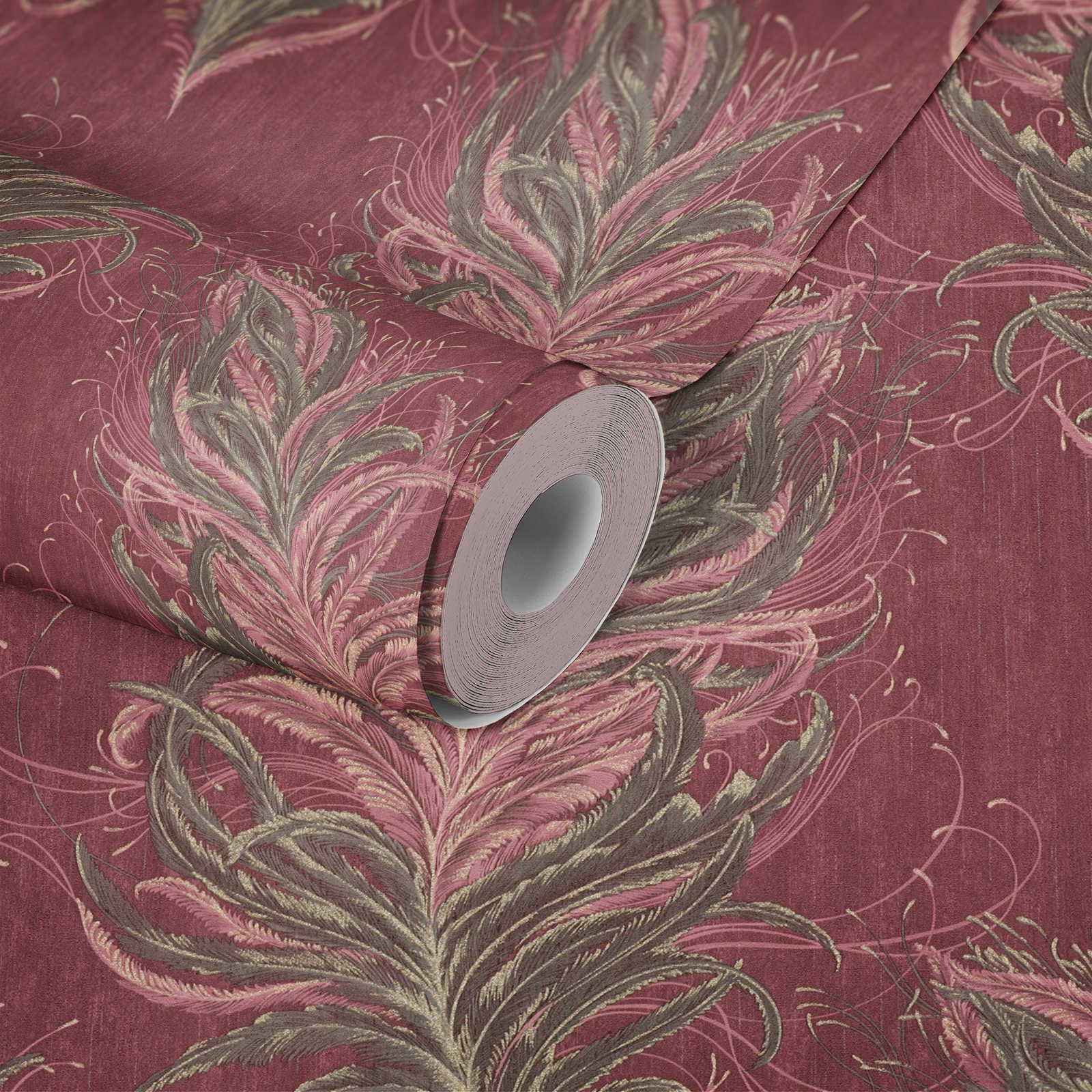             Rote Tapete mit Federn, Gold Design & Struktureffekt
        