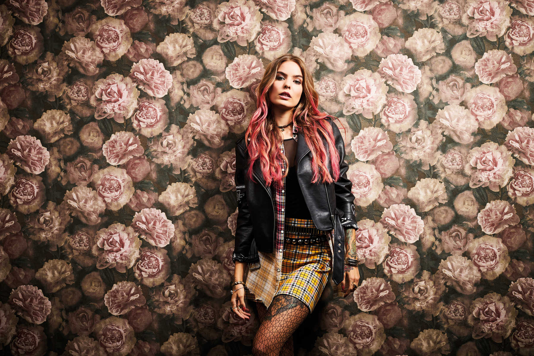             Vintage look floral wallpaper roses - pink, red, black
        