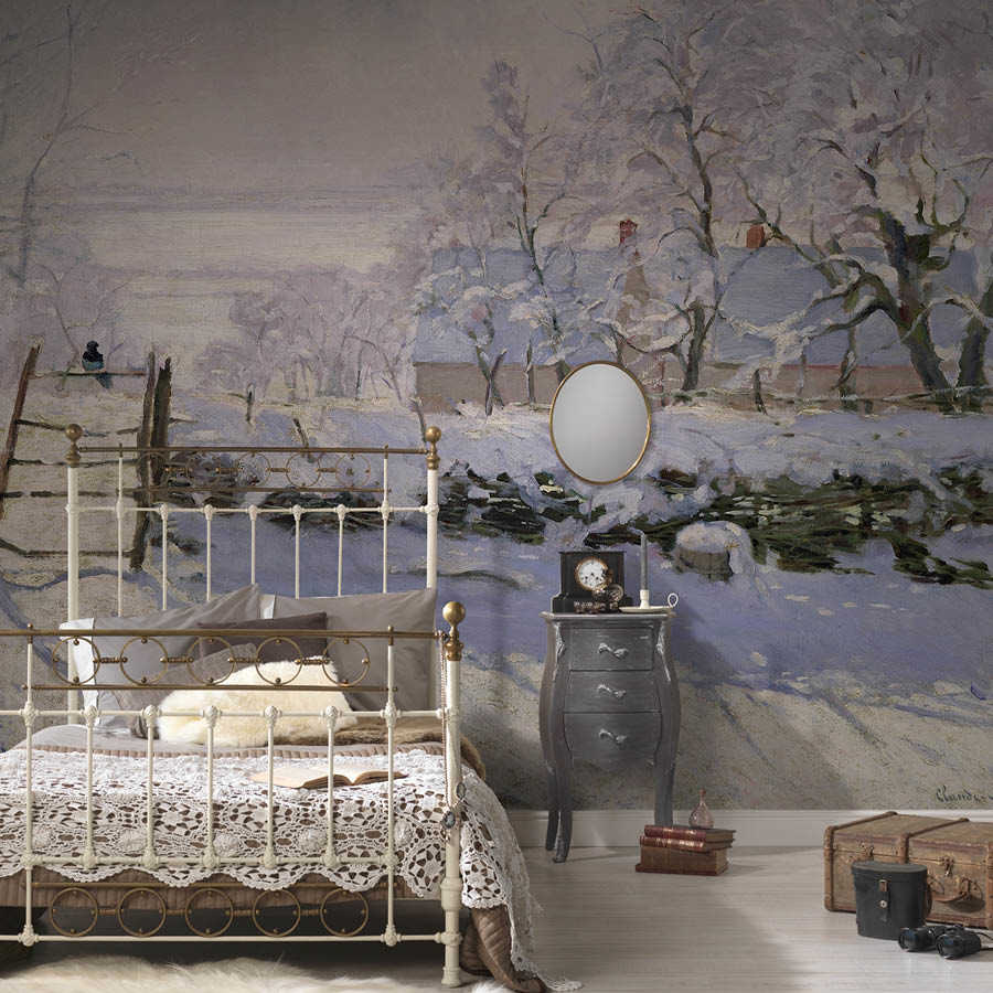Schlafzimmer, Antikes Bett, Schneebilderwand, Spiegel, Nachttisch