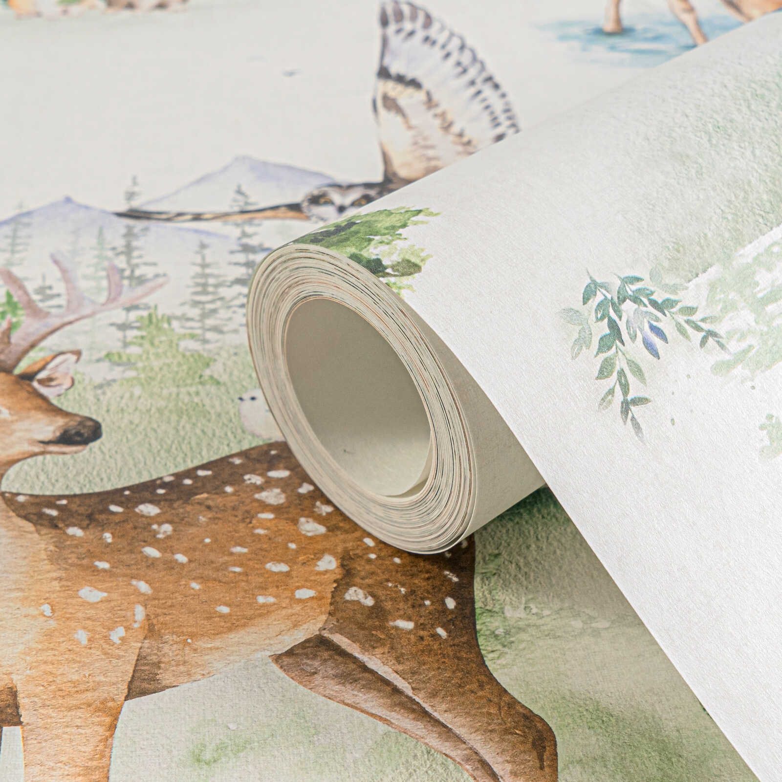             Vliestapete mit Waldtier-Motiven – Liebevolle Waldszenerie für ein naturnahes Kinderzimmer – Bunt
        