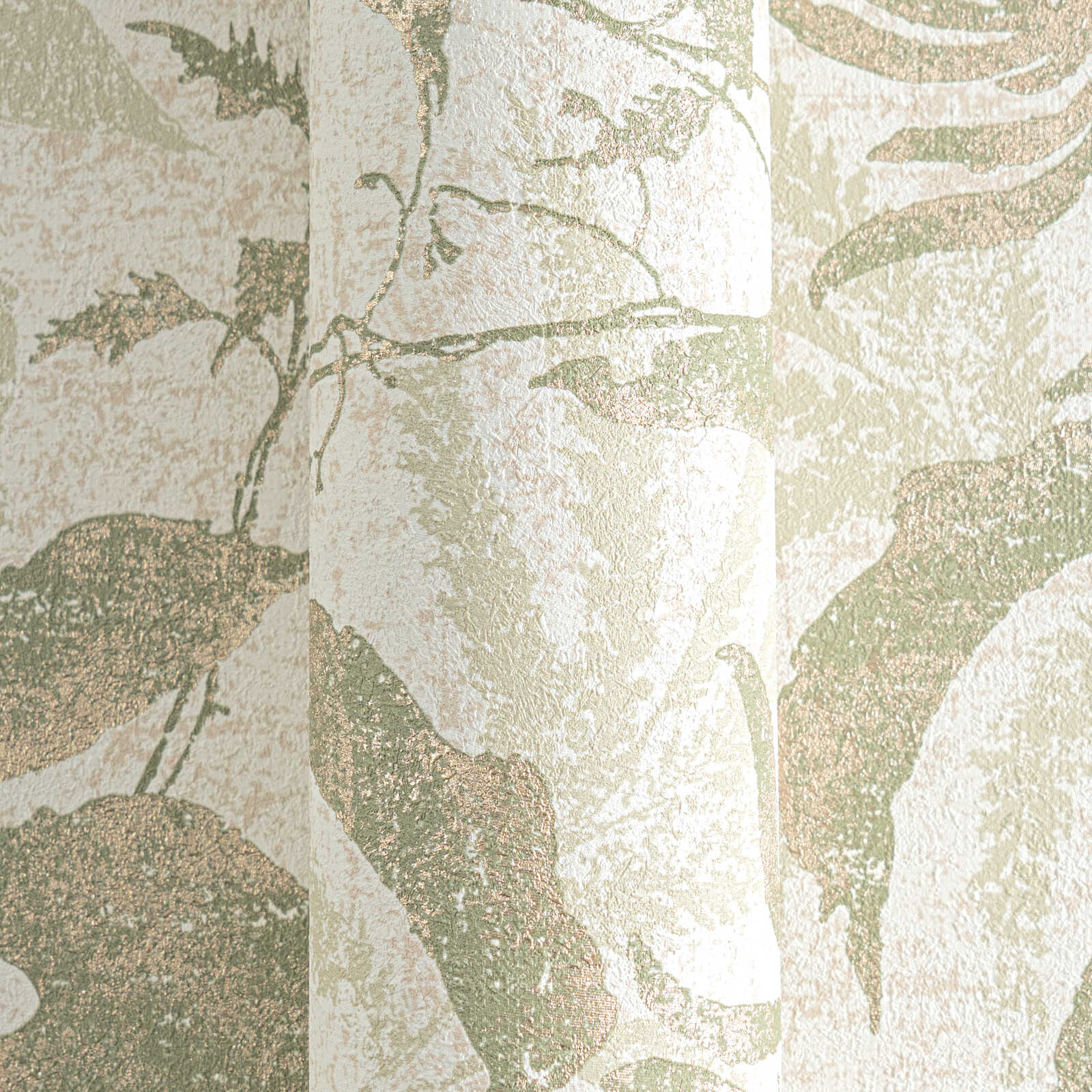 Natürliche, helle Vliestapete mit filigranem Blättermuster und feiner Oberfläche – Creme, Grün, Gold