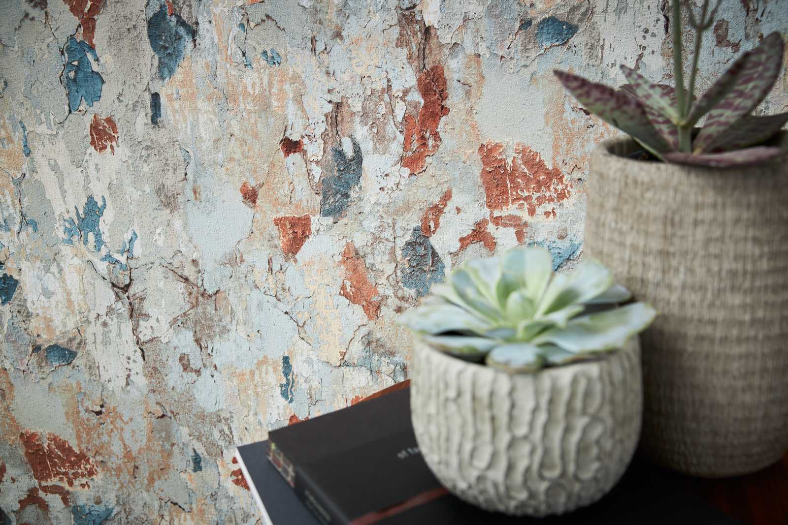             Rustikale Vliestapete mit Putzoptik im Used Look – Braun, Grau, Grün
        