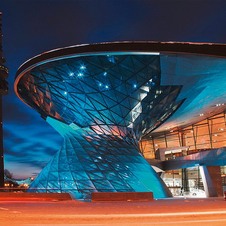 Geometrischer Gebäudekomplex, gläserne Struktur, Nachtaufnahme, Architektur, Blaues Licht