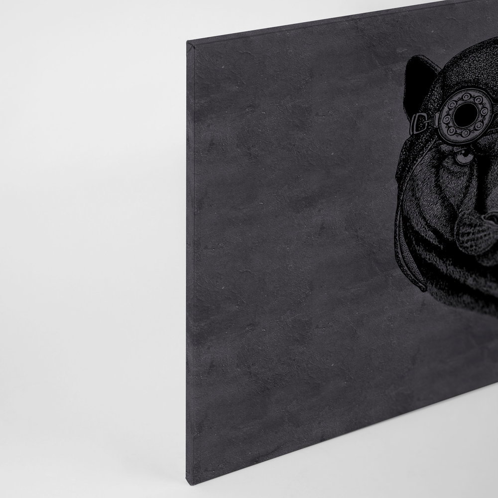             Schwarzes Leinwandbild Panter mit Fliegermütze – 0,90 m x 0,60 m
        