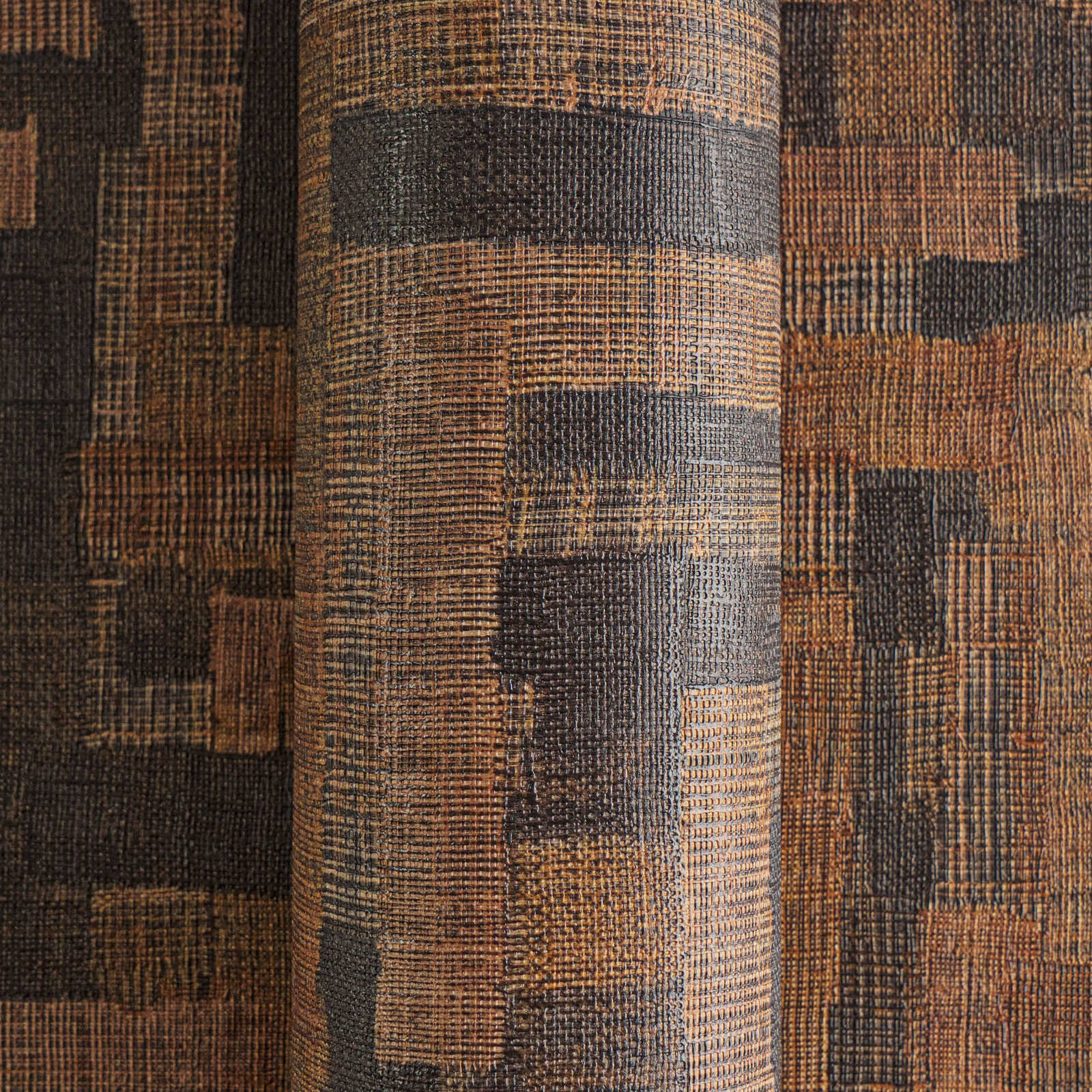 Markante und dunkle Vliestapete mit geometrischem Holzmuster, feine Oberflächenstruktur – Braun, Schwarz