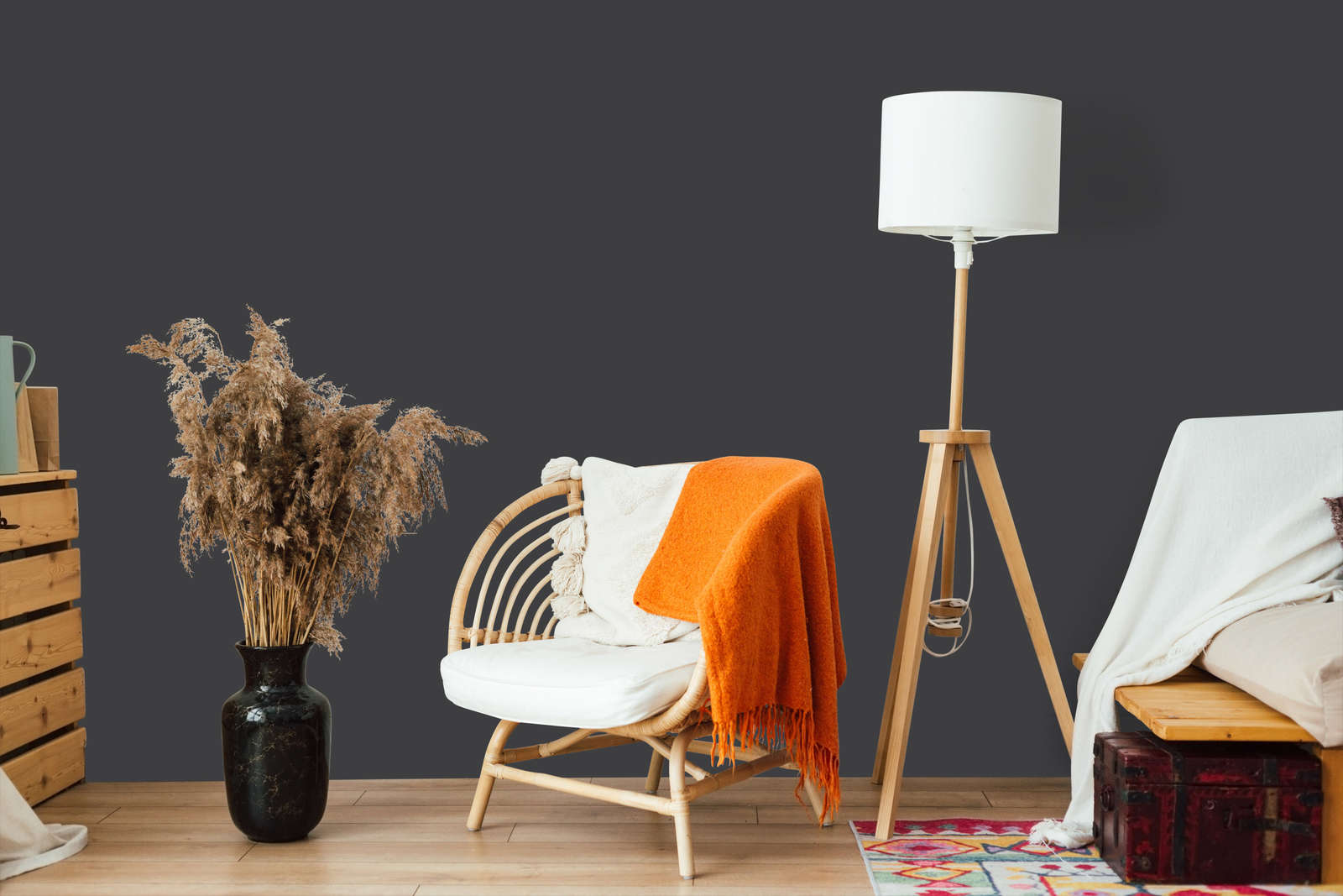 Sessel, Sessel aus Rattan, Orangene Decke, Stehlampe, Vase mit Trockenblumen
