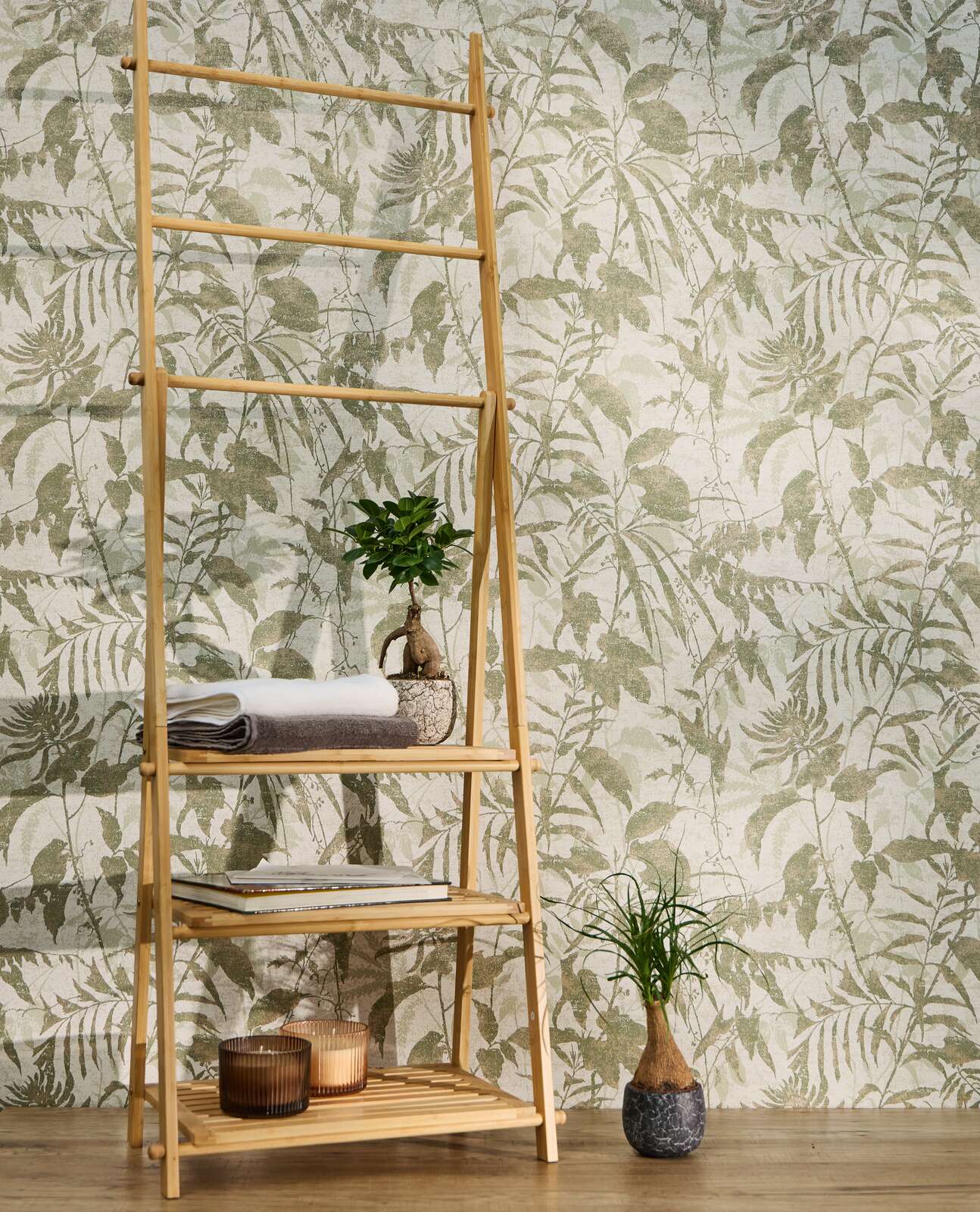Natürliche, helle Vliestapete mit filigranem Blättermuster und feiner Oberfläche – Creme, Grün, Gold