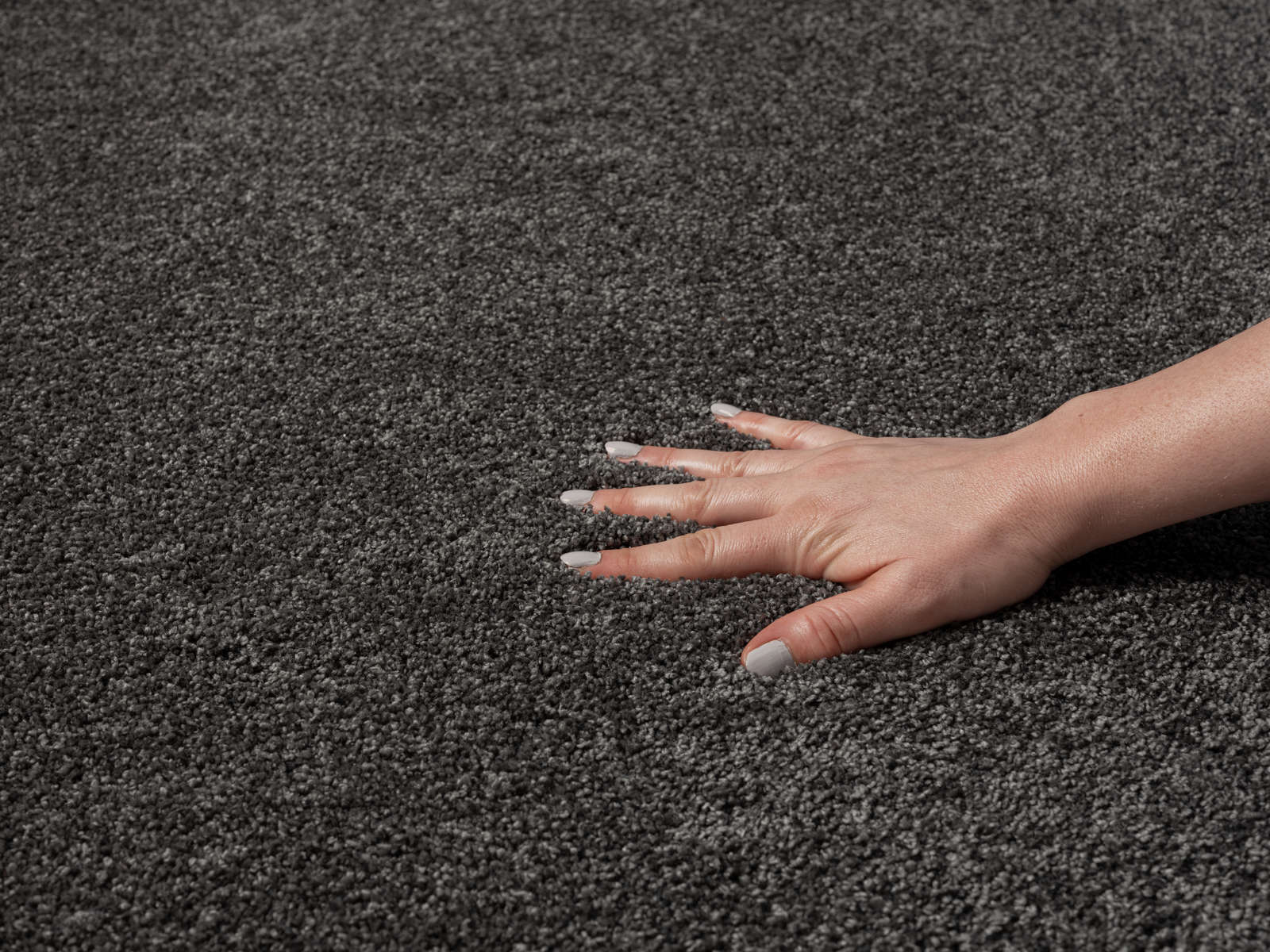             Weicher Kurzflor Teppich in Anthrazit – 150 x 80 cm
        