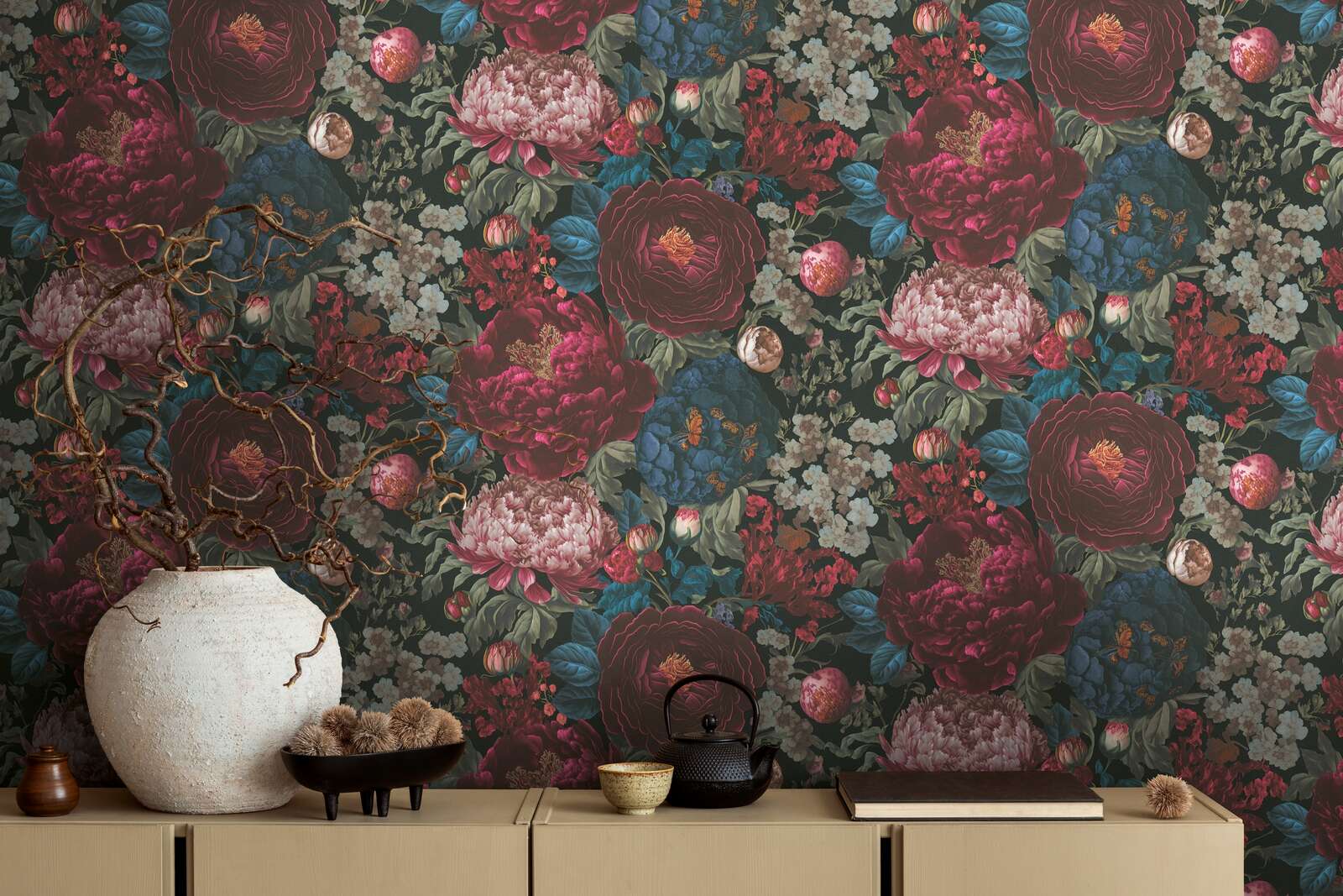             Opulente Vliestapete mit prächtigem Blütenmuster von MICHALSKY – Rot, Blau, Schwarz
        