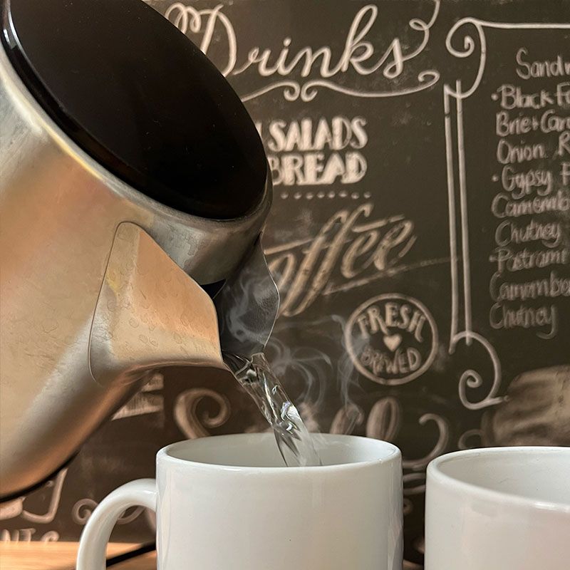 Wasserkocher vor Tapete AS385871